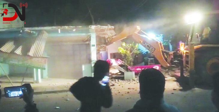 अटेरी गर्नेको घरमा डोजर