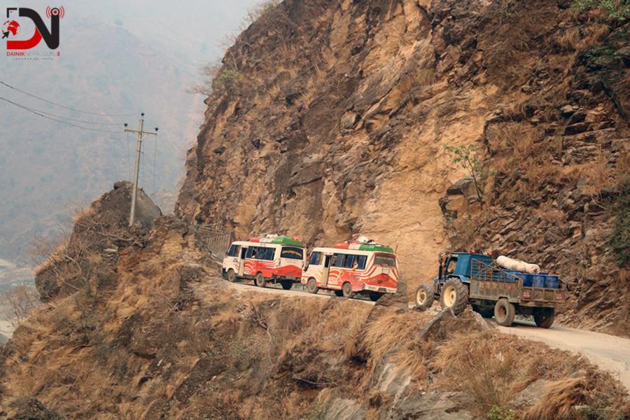 कर्णाली राजमार्गका संरचना हटाउन थालियो