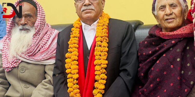 खजुराका सहिद परिवारसँग माओवादी अध्यक्ष प्रचण्डको भेटघाट