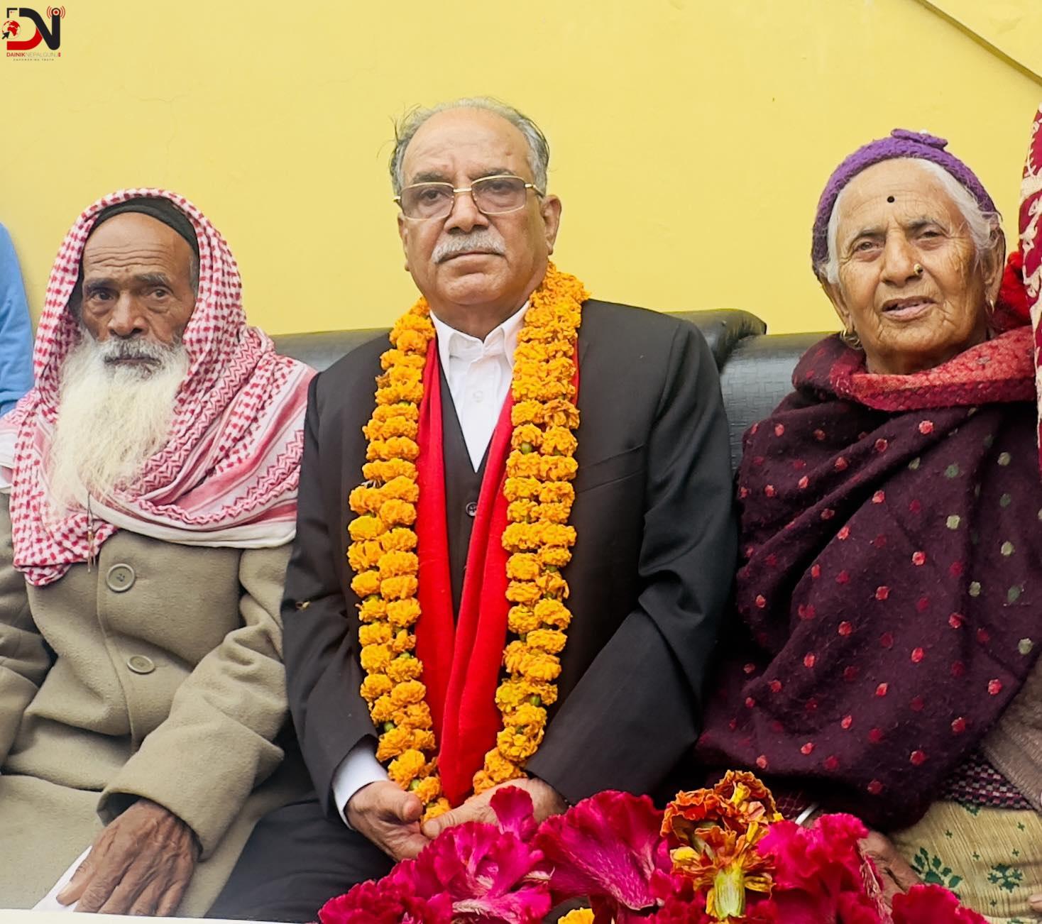 खजुराका सहिद परिवारसँग माओवादी अध्यक्ष प्रचण्डको भेटघाट