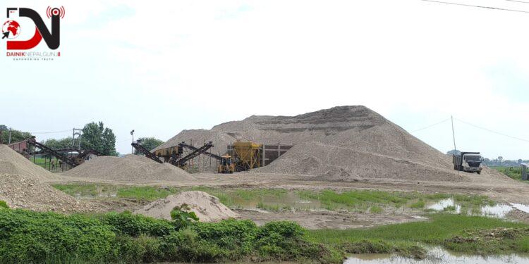 बाँकेमा अझै रोकिएन नदीको अवैध दोहन