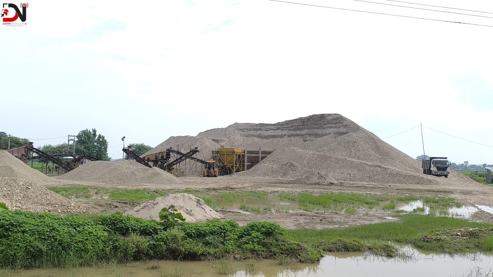 बाँकेमा अझै रोकिएन नदीको अवैध दोहन