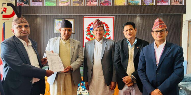 मुख्यमन्त्रीलाई सुझाव समितिको प्रतिवेदन हस्तान्तरण, निकुञ्ज र नदी समस्या समाधानको प्रतिबद्धता