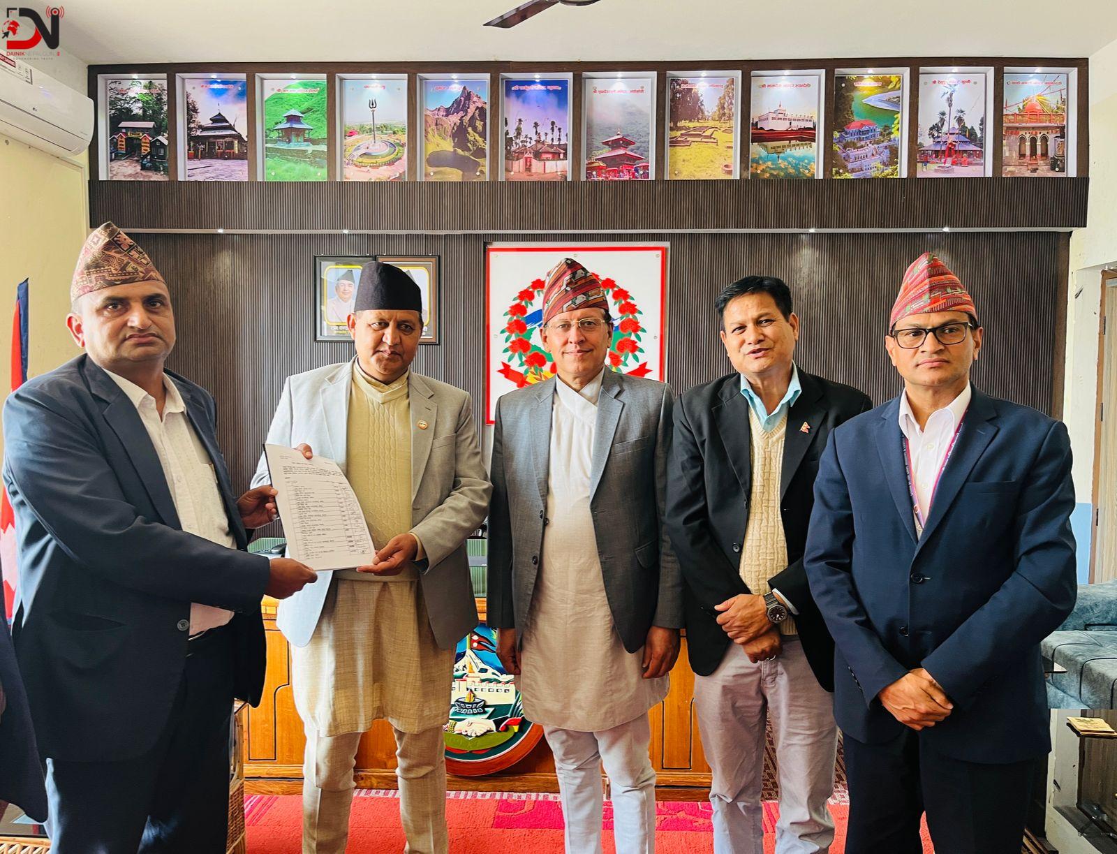 मुख्यमन्त्रीलाई सुझाव समितिको प्रतिवेदन हस्तान्तरण, निकुञ्ज र नदी समस्या समाधानको प्रतिबद्धता