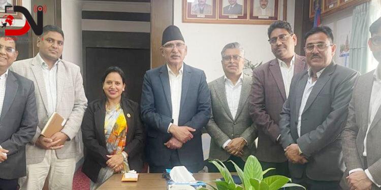 नेपालगन्जमा सुख्खा बन्दरगाहको माग गर्दै अर्थमन्त्रीलाई ज्ञापन पत्र