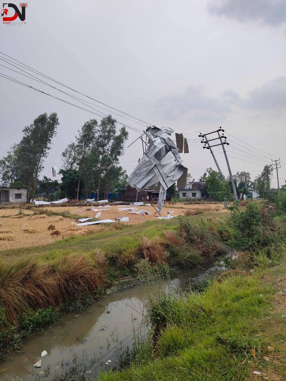 हावाहुरीले विद्युत पोलमा क्षति, विद्युत अवरुद्ध
