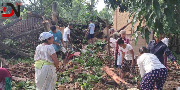 बर्दियाको ठाकुरबाबामा हावाहुरीले रुख ढल्दा घरमा क्षति