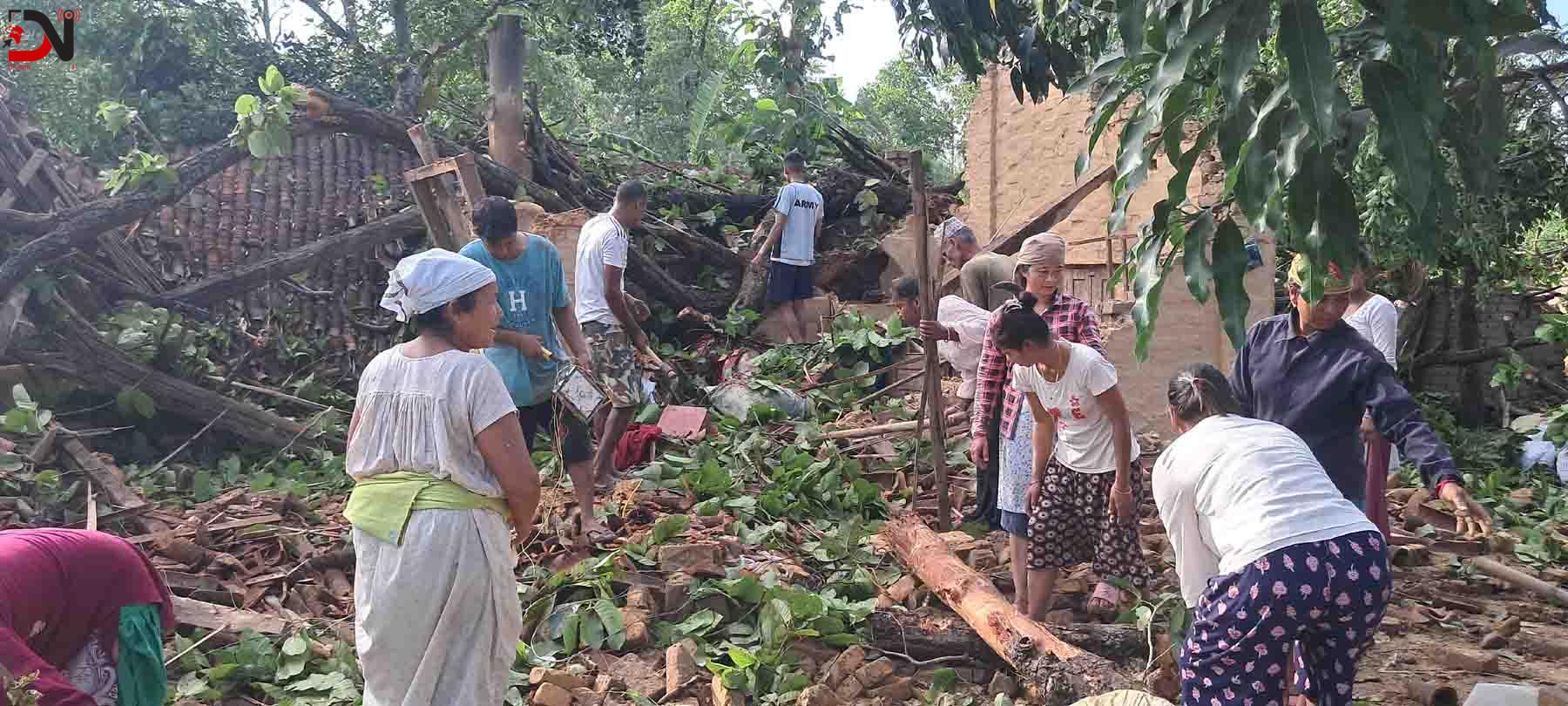 बर्दियाको ठाकुरबाबामा हावाहुरीले रुख ढल्दा घरमा क्षति