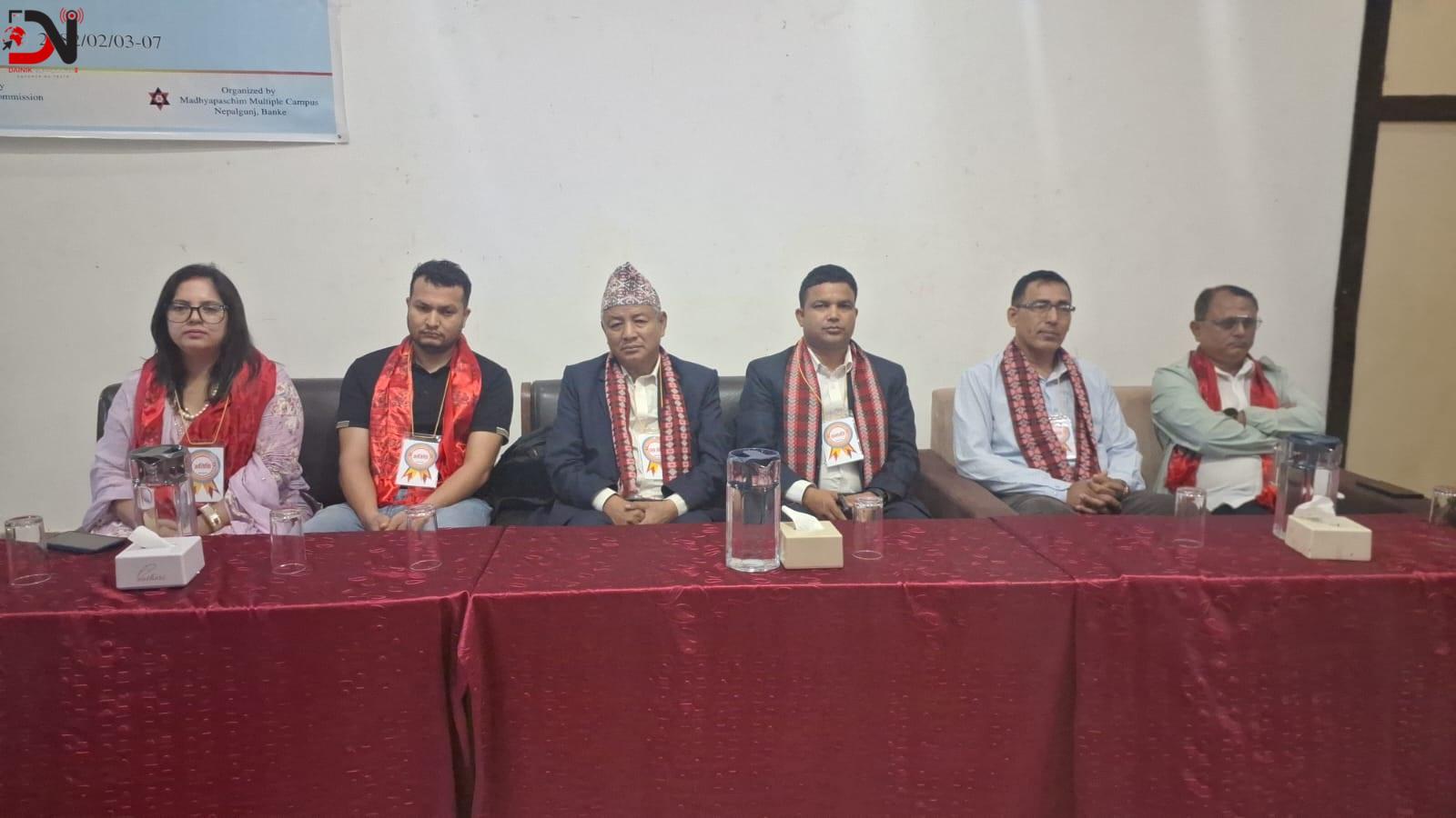 सुचना र प्रविधिलाई ग्रहण गरौ