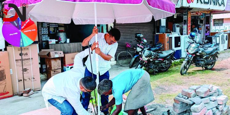 श्रमिकलाई छाता