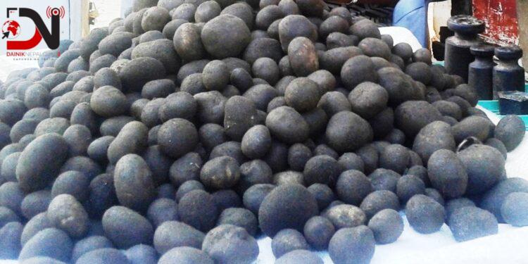 थारु समुदायको भान्सामा हराउँदै ‘फुटकी च्याउ’ को स्वाद