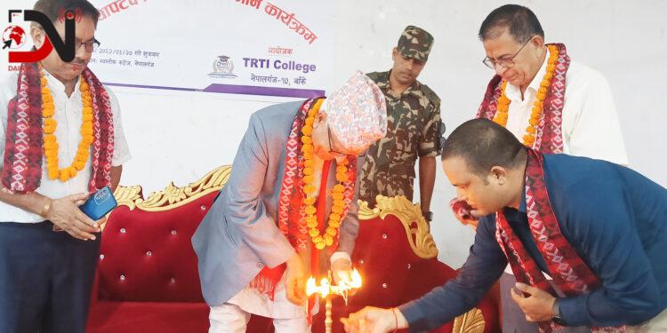 टिआरटिआई कलेजद्वारा उत्कृष्ट विद्यार्थीलाई ल्यापटप उपहार, शिक्षामा प्रविधिको सशक्त साथ