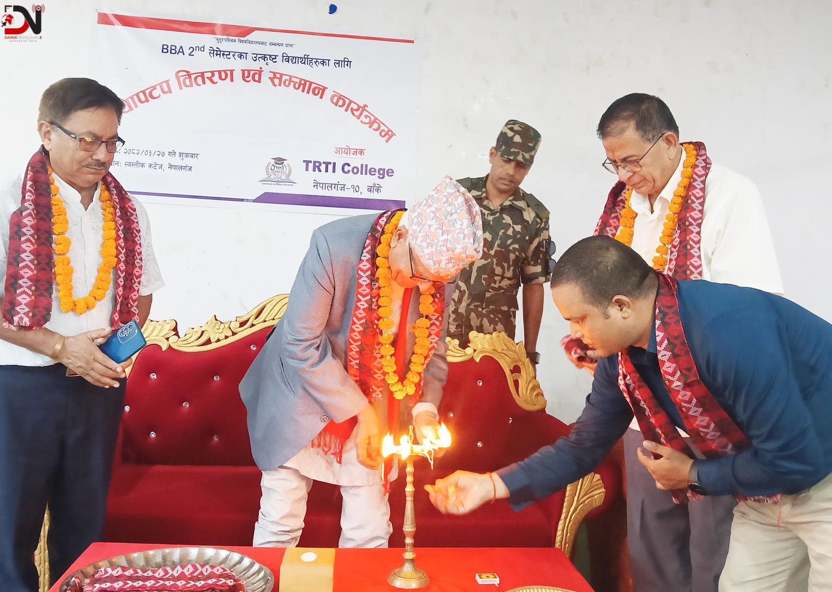 टिआरटिआई कलेजद्वारा उत्कृष्ट विद्यार्थीलाई ल्यापटप उपहार, शिक्षामा प्रविधिको सशक्त साथ