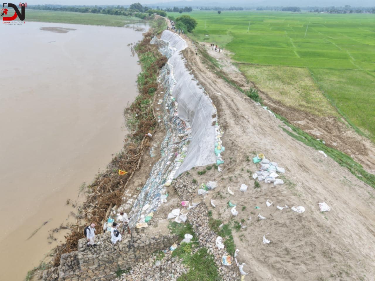 राप्ती नदीमा आपत्कालीन तटबन्ध निर्माण
