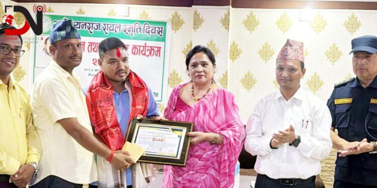 पत्रकार ओली पुरस्कृत