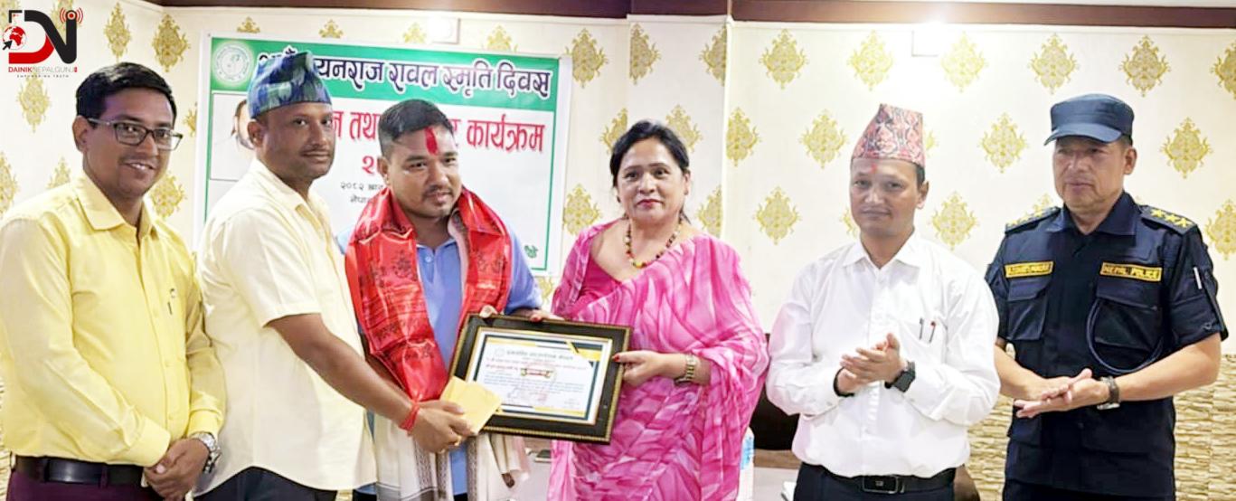 पत्रकार ओली पुरस्कृत