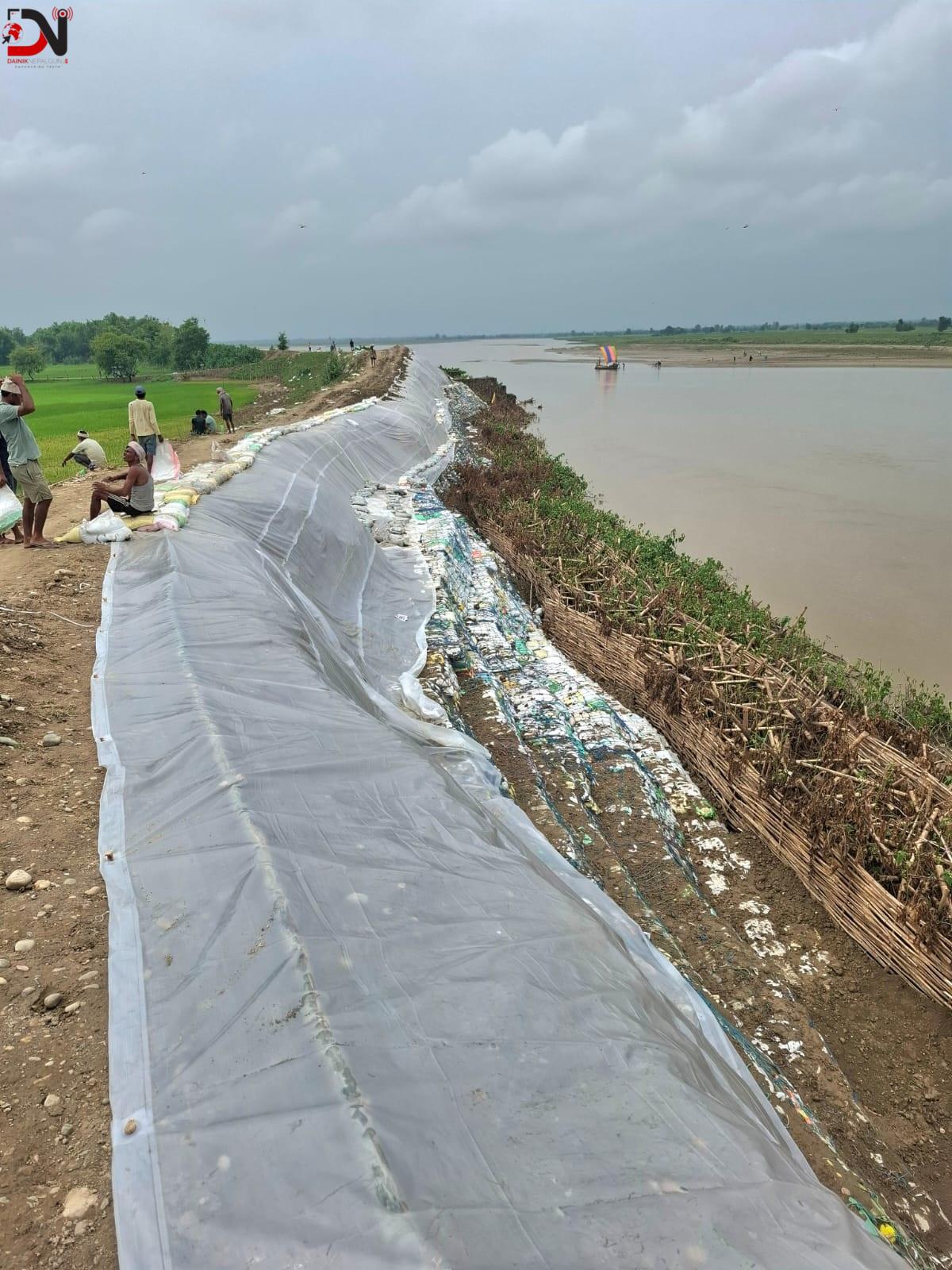 राप्ती नदीमा आपत्कालीन तटबन्ध निर्माण