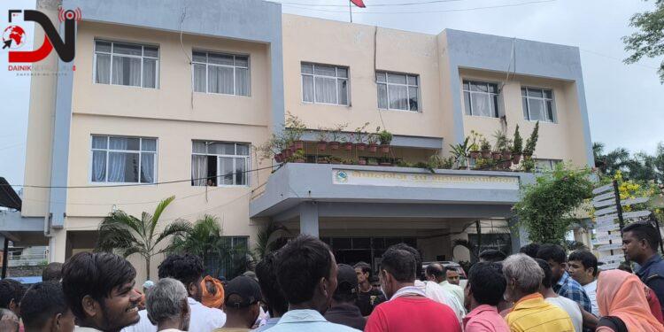 मल नपाएपछि किसान आक्रोशित