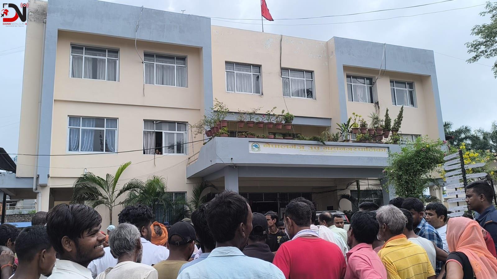 मल नपाएपछि किसान आक्रोशित