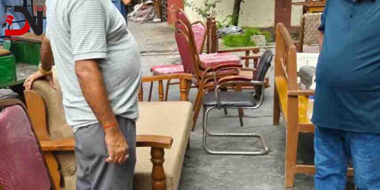 नेपालगन्जमा लुटपाट गरिएका सामग्री फिर्ता हुँदै