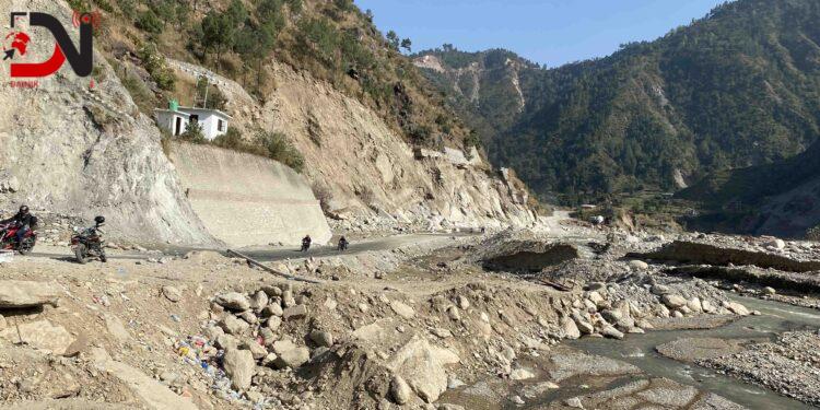 बिपी राजमार्ग : अवरुद्ध हुन नदिन पुनःमर्मत गरिँदै