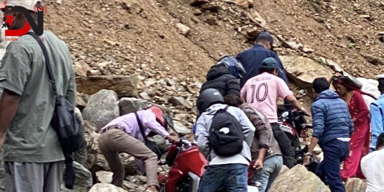 कर्णाली राजमार्ग अवरुद्धः स्याउ बाटोमै कुहिने चिन्ता