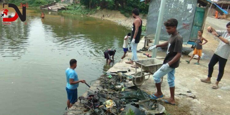 धनुषाधाम–४ मैथिली बिहारीको कजारामा युवाहरूले सफा गरे दनवारी पोखरी