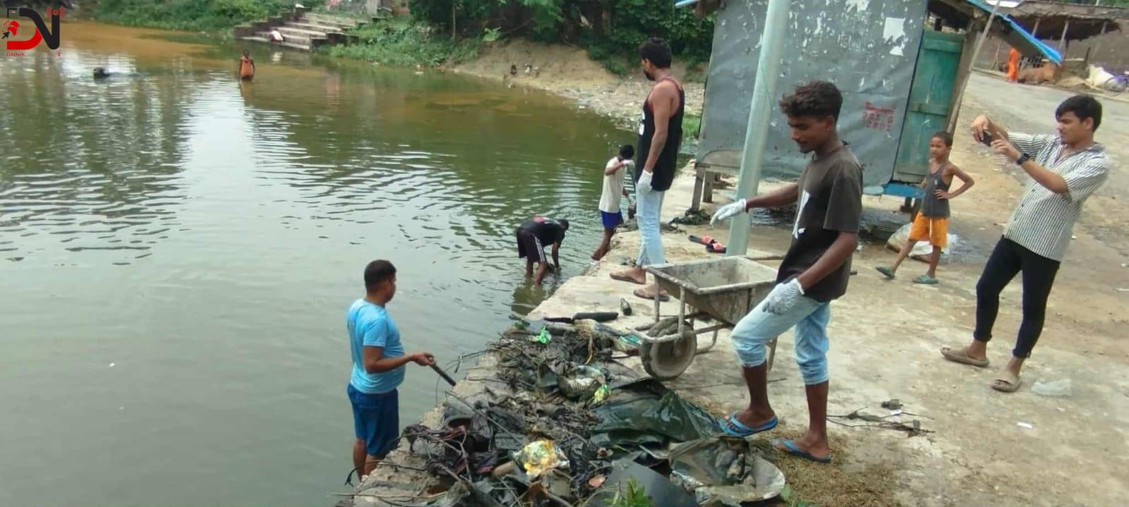 धनुषाधाम–४ मैथिली बिहारीको कजारामा युवाहरूले सफा गरे दनवारी पोखरी