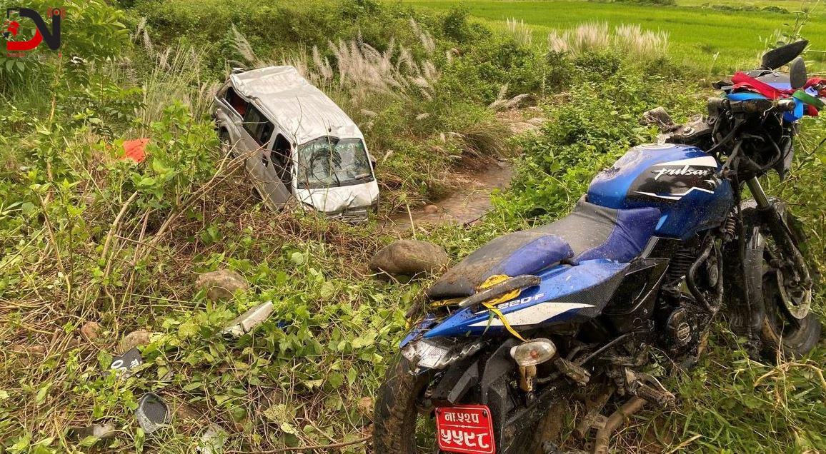 बागमतीमा इभी र मोटरसाइकल ठोक्किँदा १४ जना घाइते, अनुसन्धान जारी