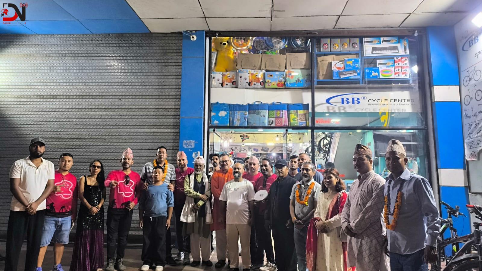 प्रतियोगिताका लागि साइक्लिस्टको देउसी भैलो