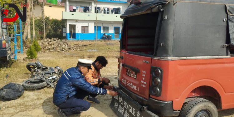 सवारीसाधनबाट अशोभनीय शब्द हटाउँदै प्रहरी