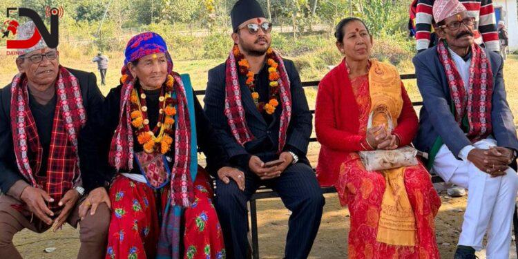 मतदाता रिझाउदै दिपेन्द्र बिष्ट