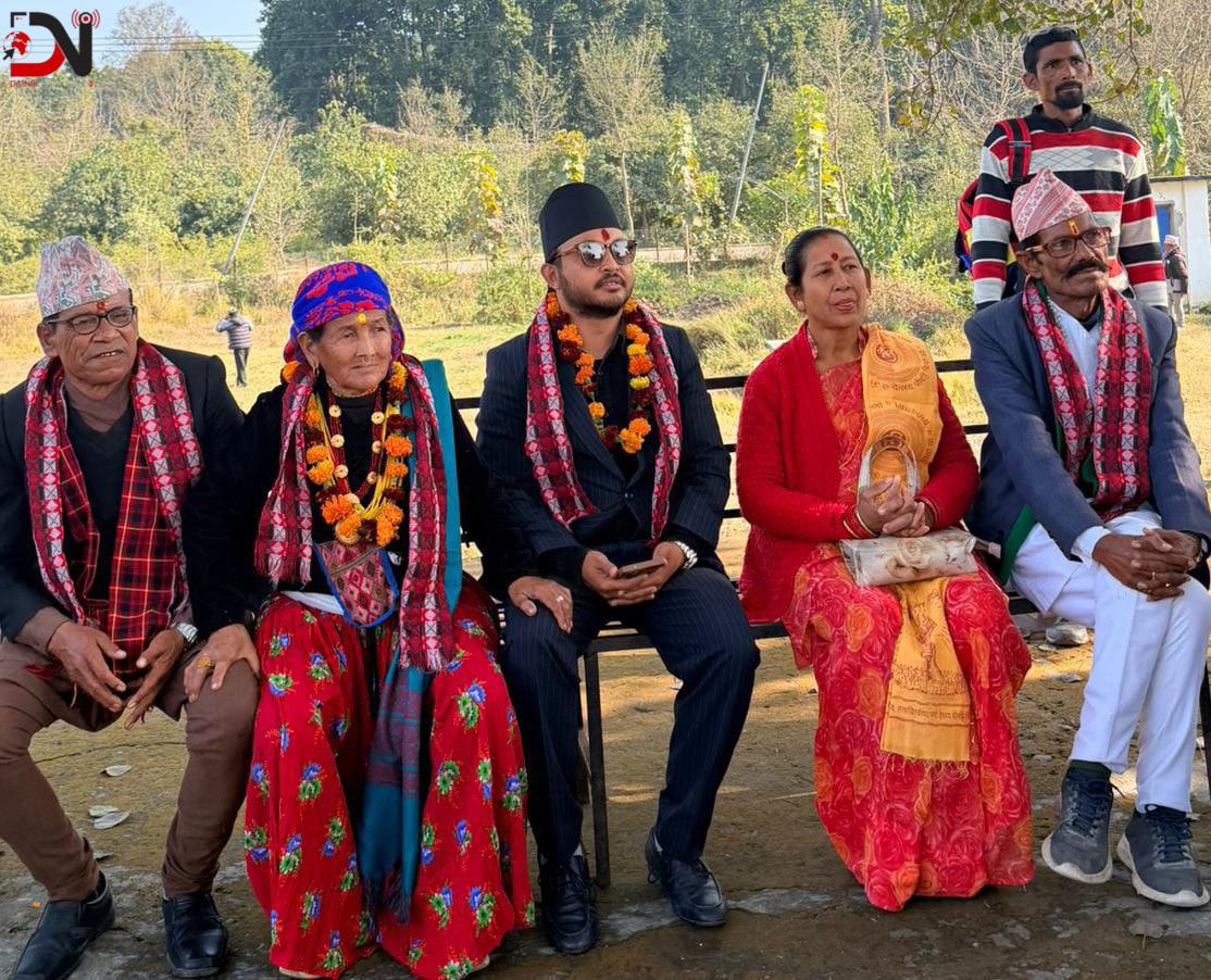 मतदाता रिझाउदै दिपेन्द्र बिष्ट