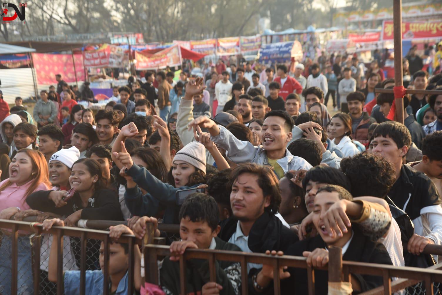 फूलफुले बाबरी मेरो माया’मा रुमाल उफार्दै नाचे महोत्सवका दर्शक