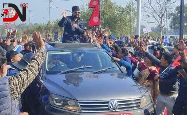 समर्थकलाई हात हल्लाएर पश्चिम लागे बालेन