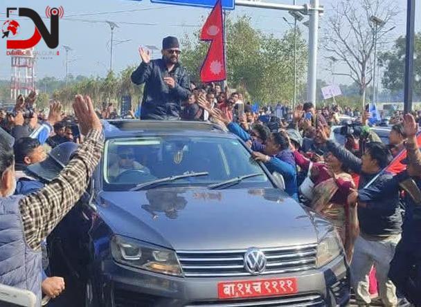 समर्थकलाई हात हल्लाएर पश्चिम लागे बालेन