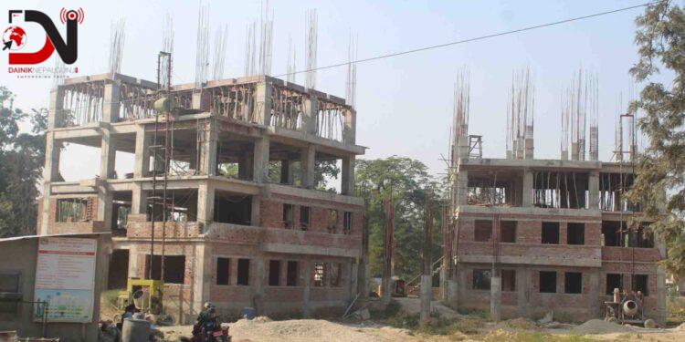 ठेकेदारको लापरबाहीले स्थानीय तहका प्रशासनिक भवन अलपत्र