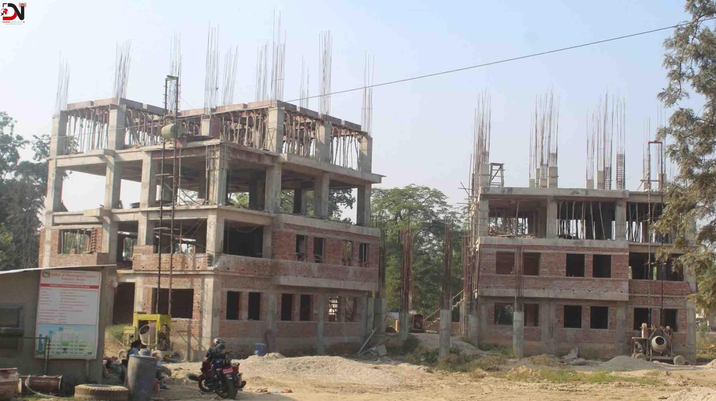 ठेकेदारको लापरबाहीले स्थानीय तहका प्रशासनिक भवन अलपत्र