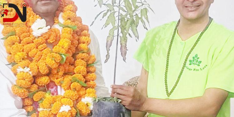 सेतो चन्दनको बिरुवा उपहारसहित मोहम्मद इस्तियाक राईलाई बधाई