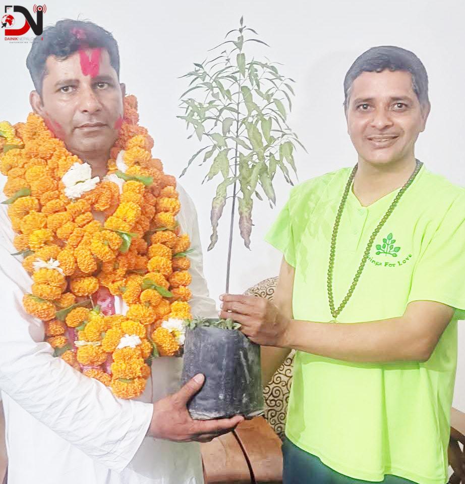 सेतो चन्दनको बिरुवा उपहारसहित मोहम्मद इस्तियाक राईलाई बधाई