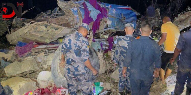 दाउन्ने दुर्घटना: ट्रकसँग ठोक्किएर बस भिरबाट खस्यो, ३ जनाको मृ त्यु