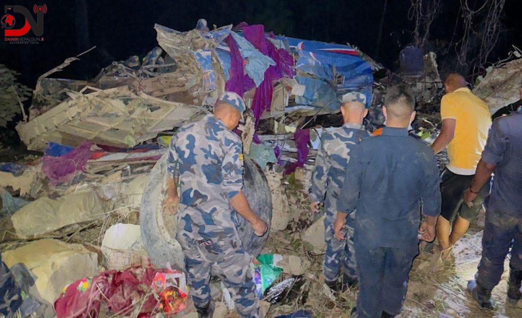 दाउन्ने दुर्घटना: ट्रकसँग ठोक्किएर बस भिरबाट खस्यो, ३ जनाको मृ त्यु