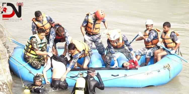 विपद्का बेला मानवीय उद्धारको नेतृत्व गर्दै सशस्त्र प्रहरी