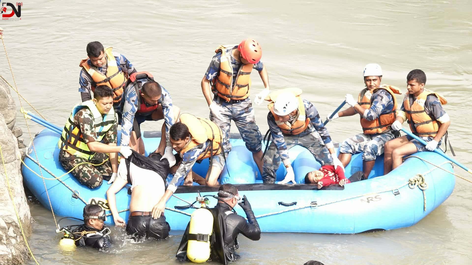 विपद्का बेला मानवीय उद्धारको नेतृत्व गर्दै सशस्त्र प्रहरी