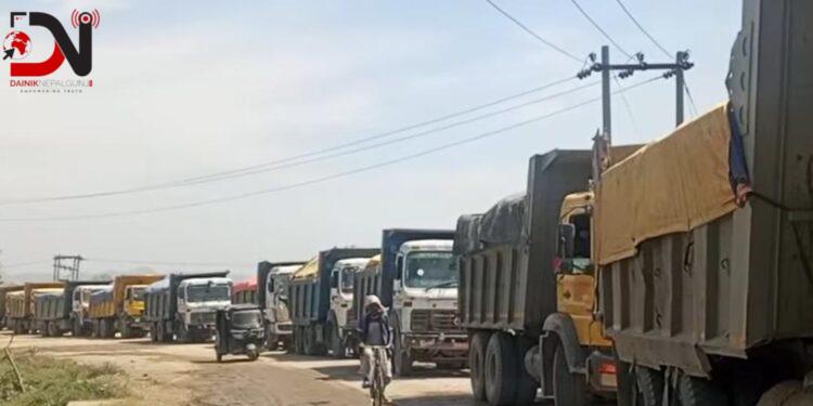 स्थानीयले रोके टिप्पर