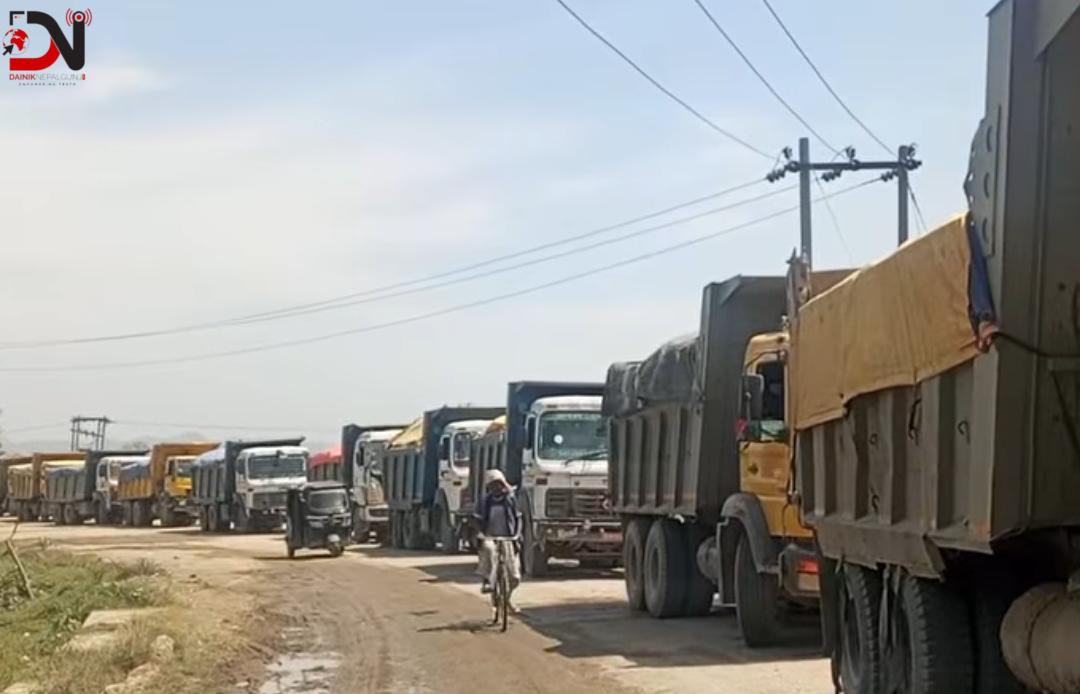 स्थानीयले रोक टिप्पर