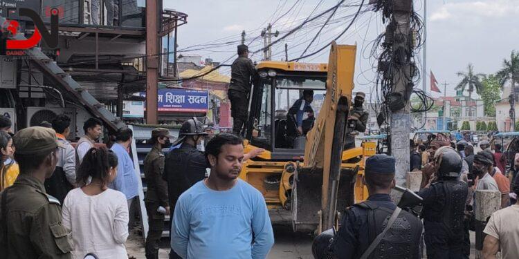 सुन्दर बन्दै फुटपाथ, भत्काइदै संरचना