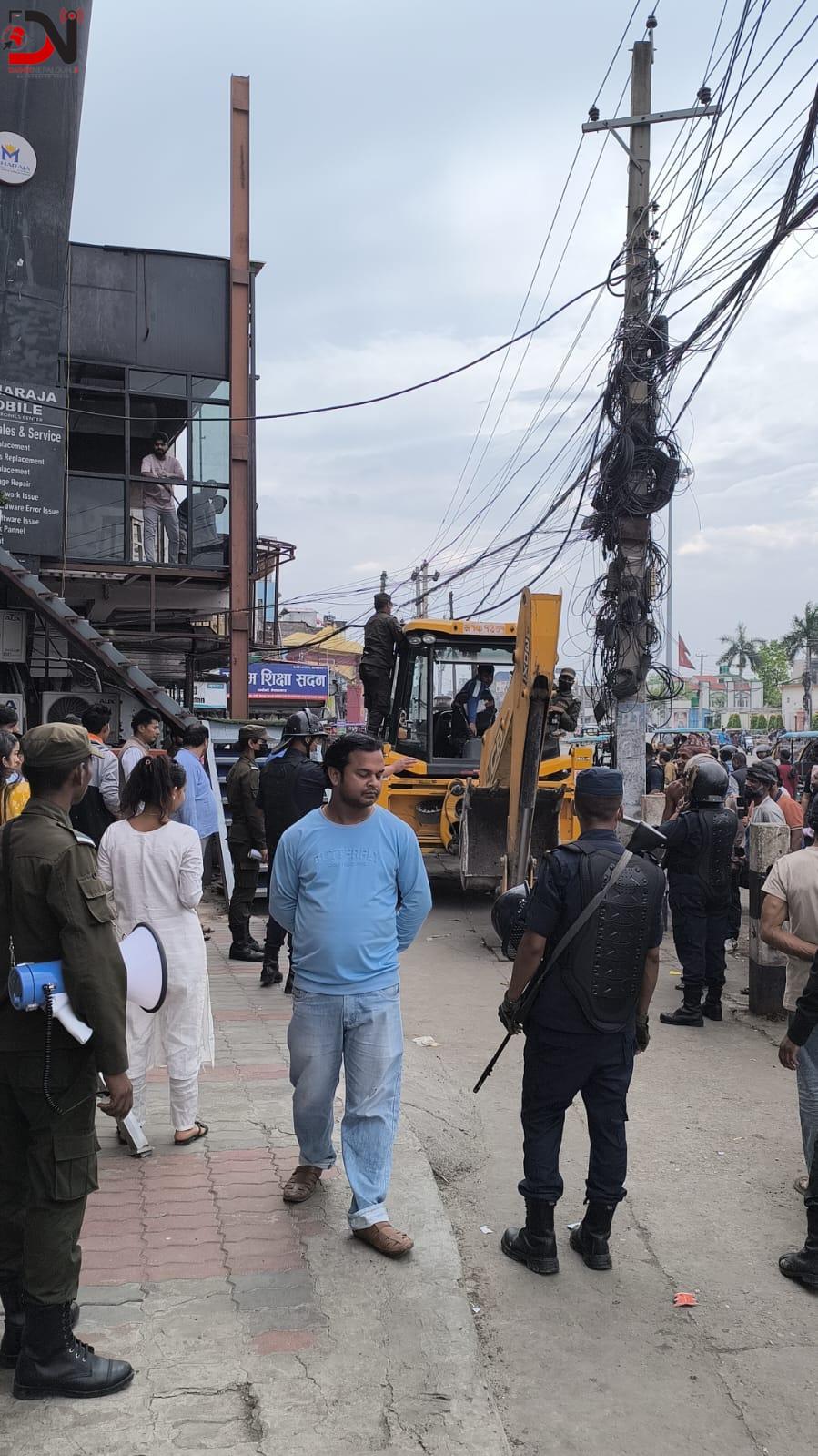 सुन्दर बन्दै फुटपाथ, भत्काइदै संरचना