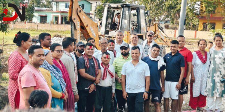 पुराना बस्ती लक्षित सडक बनाउँदै वडाध्यक्ष बर्मा