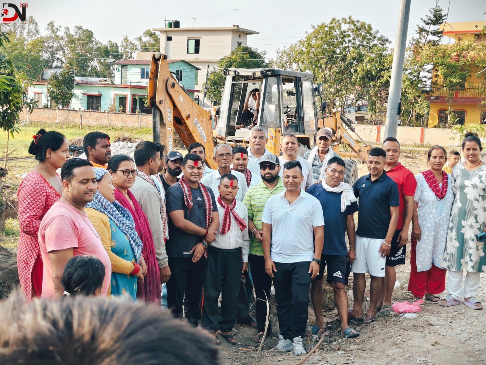 पुराना बस्ती लक्षित सडक बनाउँदै वडाध्यक्ष बर्मा